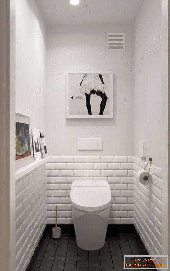 Malá WC v bielej farbe s tmavou podlahou