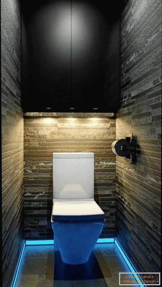 Originálne osvetlenie v malej toalete so závesnou skriňou