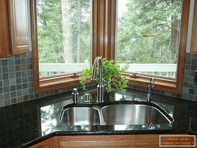 exotické-šedo-backsplash-tile-kombinovaným s-black-granite-pultu-i rohový kuchynský drez-dizajne