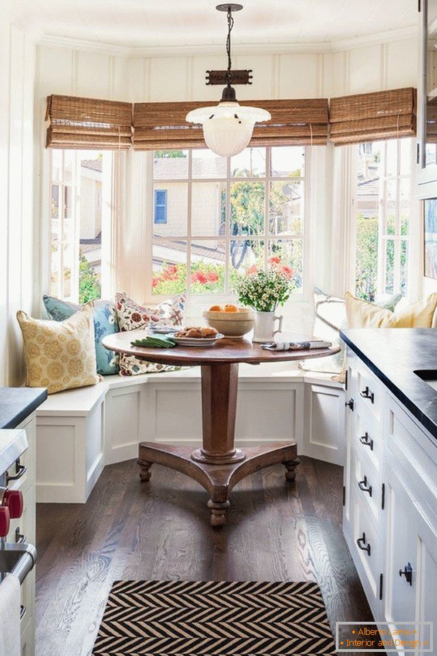Úzka kuchyňa s hnedým oknom
