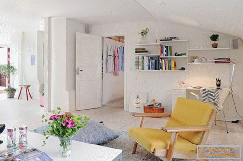 úžasný-interiér-design-small-apartments-in-súčasný systém-s-bielo-nuansy-smart-dekorácie-a-police-on-bielymi stenami-medzera-i-kvet-na-váza-and-Coffee- stôl