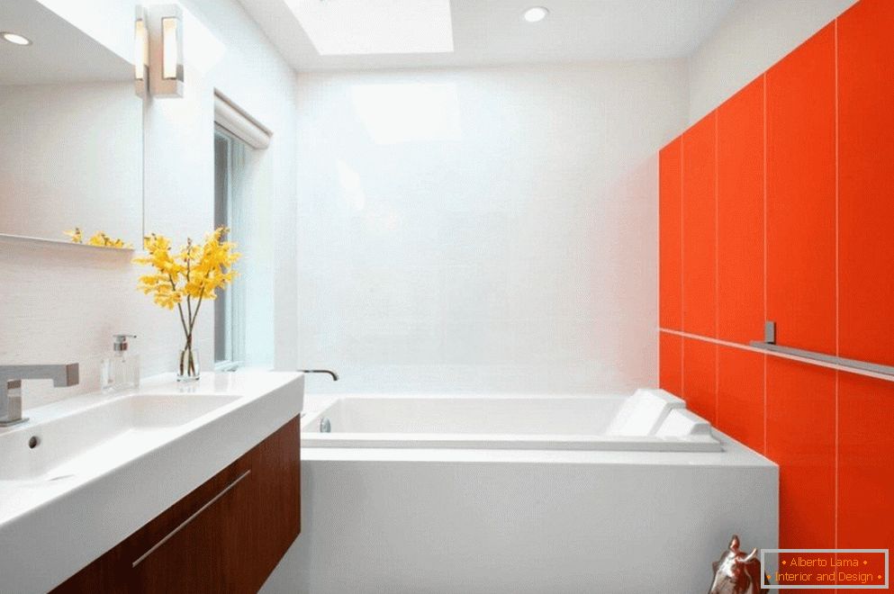Oranžovo-biely interiér kúpeľne
