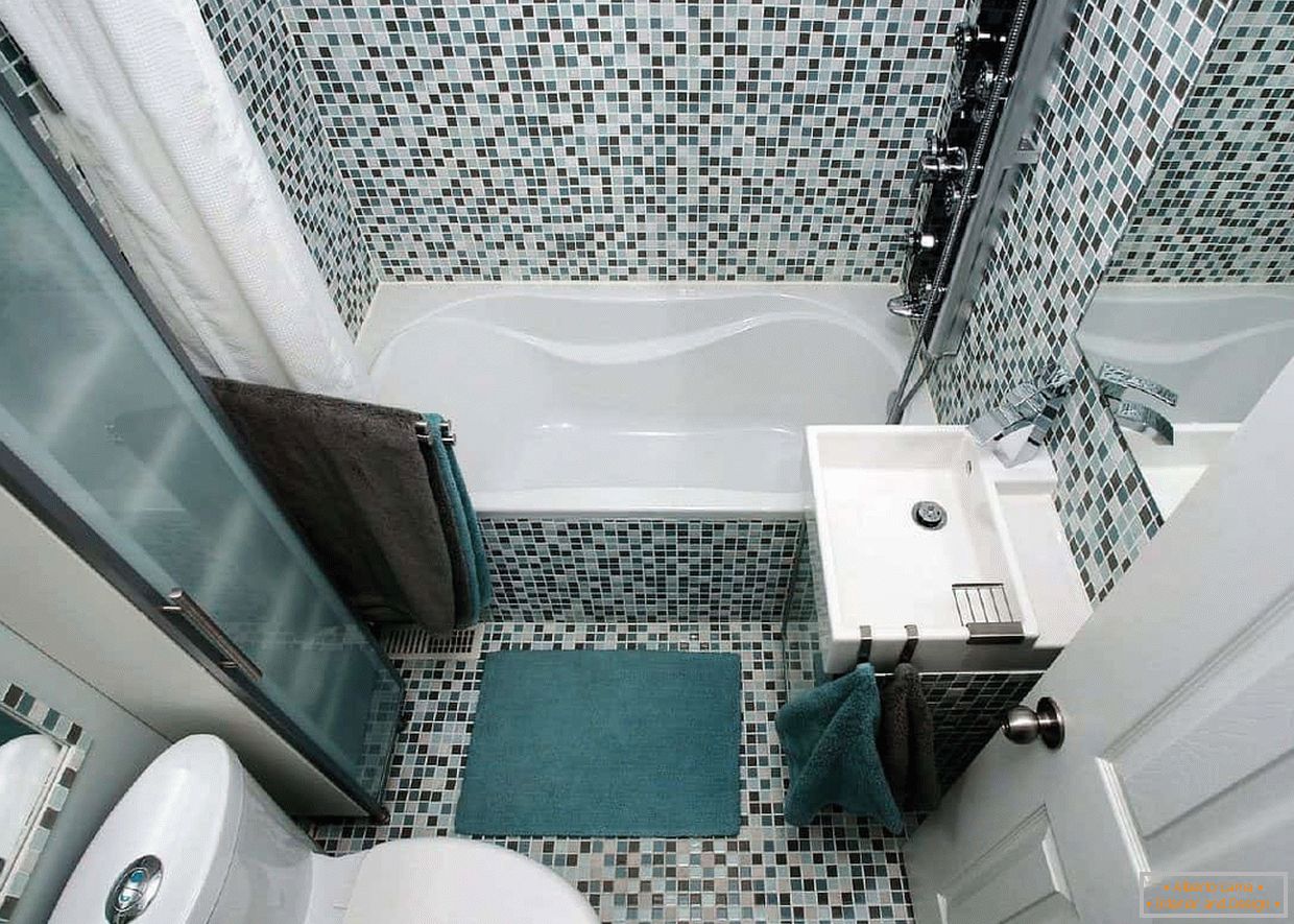 Kúpeľňa v panelovej dome zdobená mozaikou