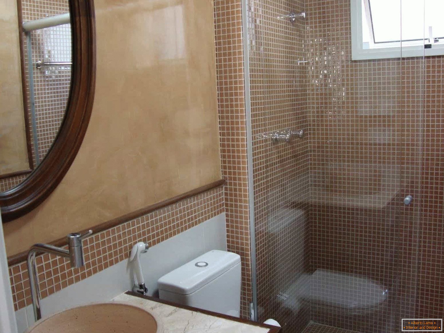 Mozaika je populárna pri dokončovaní kúpeľne v panelovom dome