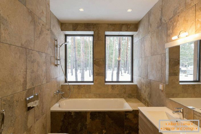 Neobvyklé riešenie pre dizajn kúpeľne v minimalistickom štýle je použitie na dokončenie keramických dlaždíc napodobňujúcich štruktúru prírodného kameňa.