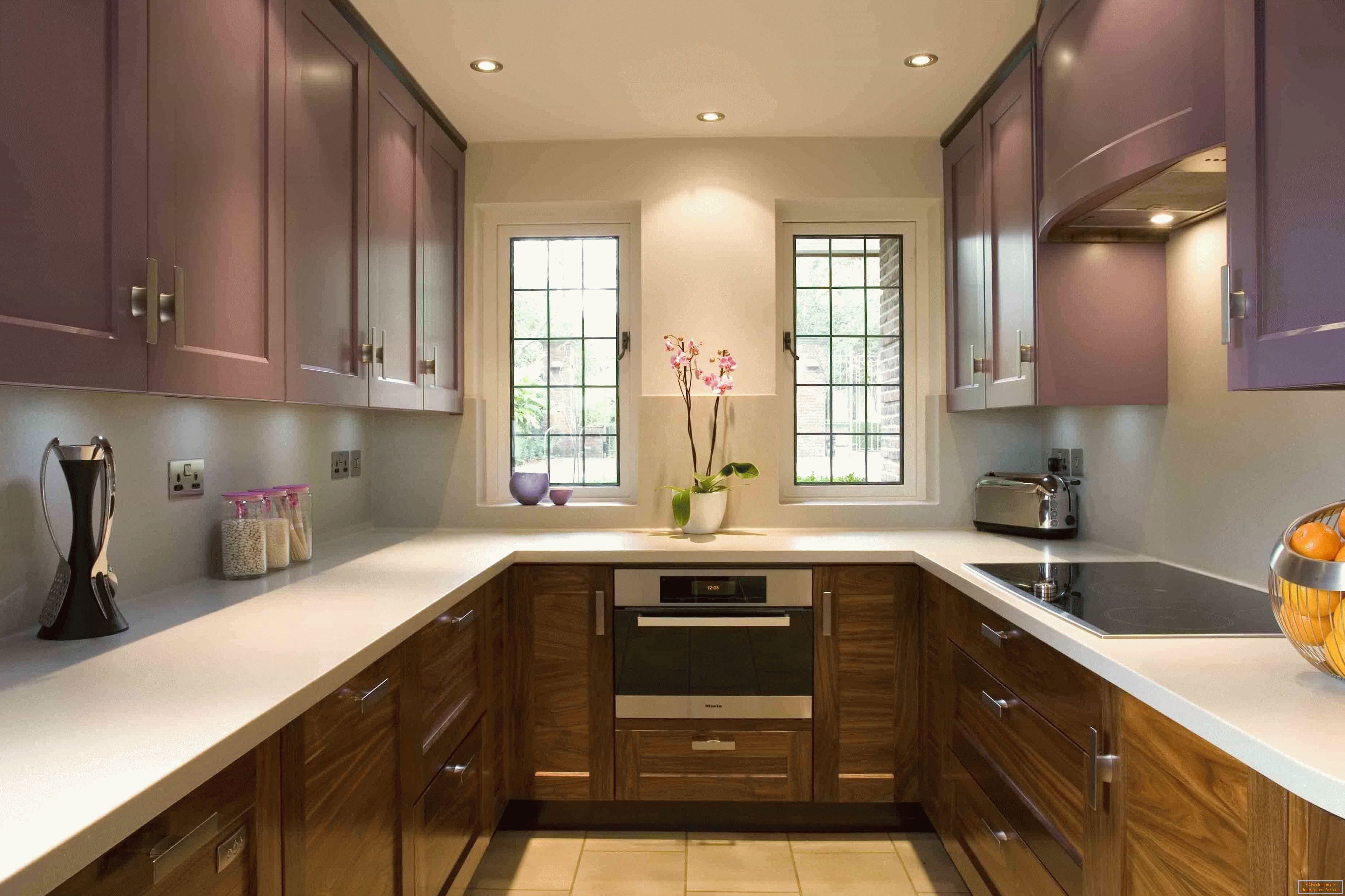 Kuchyňa v tvare U v fialovej v kombinácii s drevom