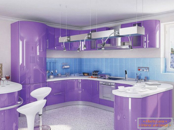 Elegantná kuchyňa vo svetlo purpurovom v mestskom byte.