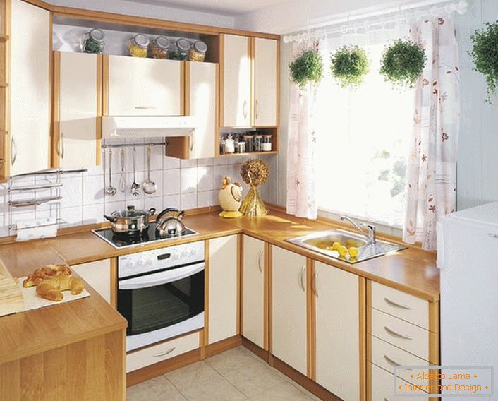 Skromná kuchyňa na 12 štvorcoch obytného priestoru. Pre úsporu miesta pod pracovným povrchom sa používa okenný parapet.