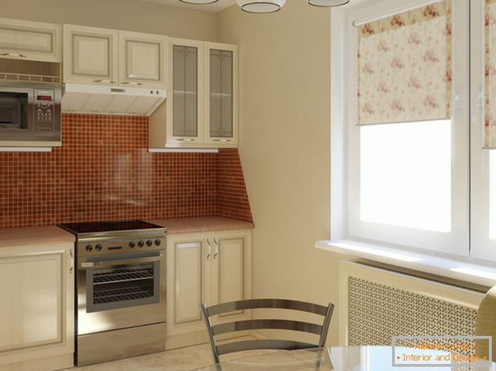 Klasická kombinácia slonoviny a tmavo béžovej farby vyzerá ziskom v kuchyni, ktorej plocha je 12 štvorcov. Použitie svetelných tónov v dizajne robí kuchyňu vizuálne priestrannejší.