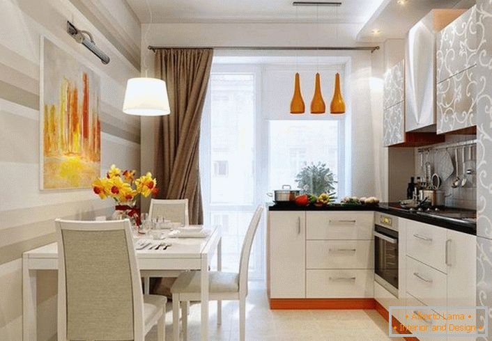 Štýlový dizajn pre kuchynský interiér 12 metrov štvorcových. Akcenty oranžovej robia izbu teplejšou.