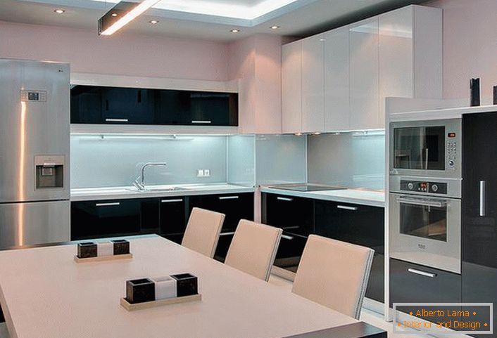 Biela a čierna kuchyňa s vstavanými spotrebičmi - správny dizajnový projekt pre malú miestnosť.