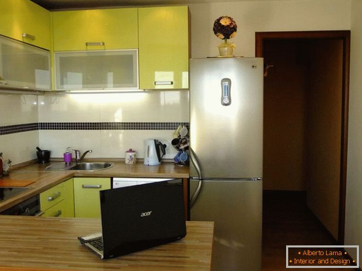 Štýlová kuchyňa o rozlohe 12 štvorcových metrov s jemnou olivovou farbou. Kuchynský priestor je organizovaný praktickým a funkčným spôsobom.