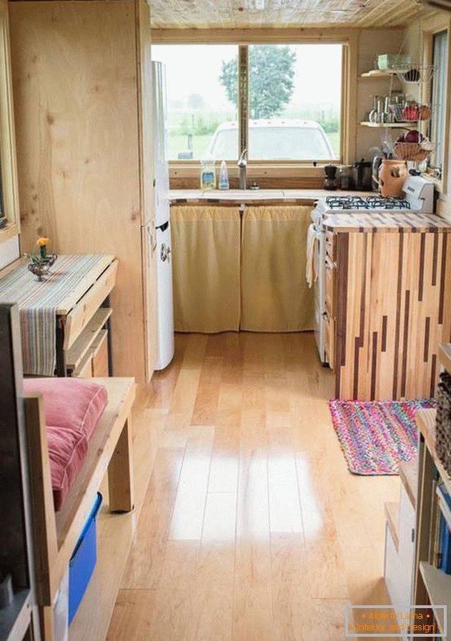 Interiér domu na kolieskach pre rodinu: funkčná kuchyňa