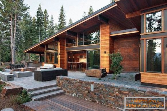 Hi-tech dom z drevených a kovových dekorácií