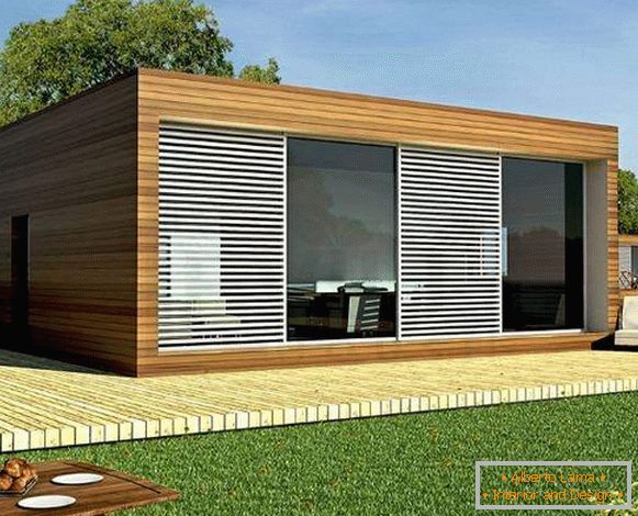 Jednopatrový dom v high-tech štýle z laminovaného dyhového dreva