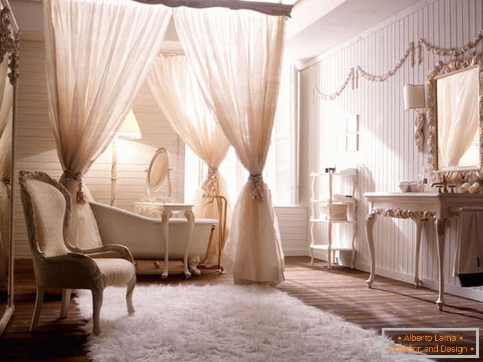 Baldahin z ľahkej, priesvitnej tkaniny naznačuje prítomnosť motívov baroka v interiéri.