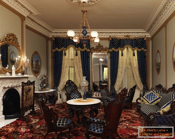 Čalúnený nábytok a záclony sú vyrobené z jednej tkaniny v tmavo modrej klietke. V najlepších tradíciách barokového štýlu sú interiérové ​​prvky zdobené zlatými prvkami.