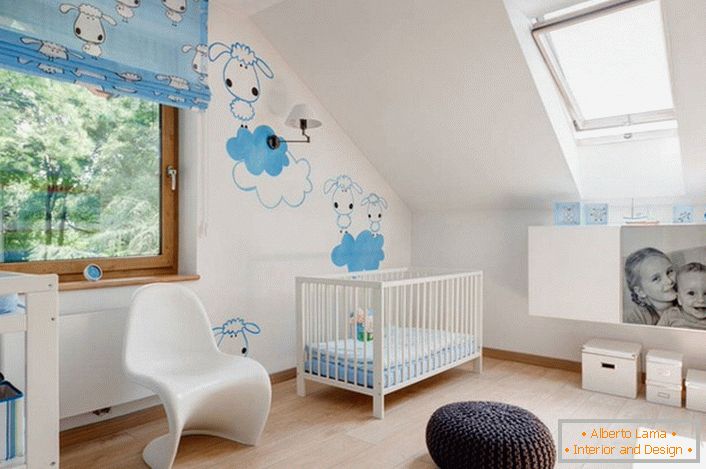 Návrh interiéru detskej izby v škandinávskom štýle je zaujímavý s kreatívnym dizajnom stien. Kresby - samolepky - vhodná možnosť pre dekoráciu detí.