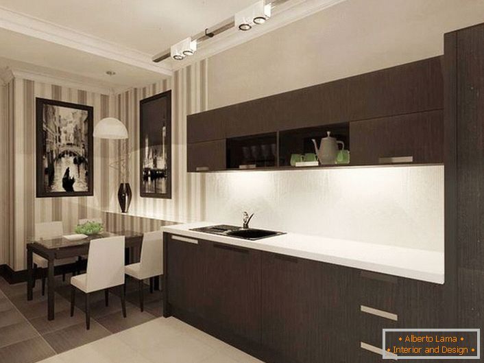Malá kuchyňa je riadne vyzdobená vďaka slúchadlám vo farbe wenge. Minimálny nábytok je nábytok štýlový a moderný.