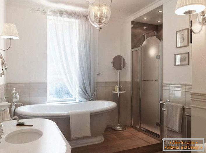 Veľká keramická biela kúpeľňa sa stáva vrcholom interiéru miestnosti. Okno je pokryté priesvitnou padajúcou clonou z prírodnej tkaniny, ktorá úplne zodpovedá štýlu secesie.