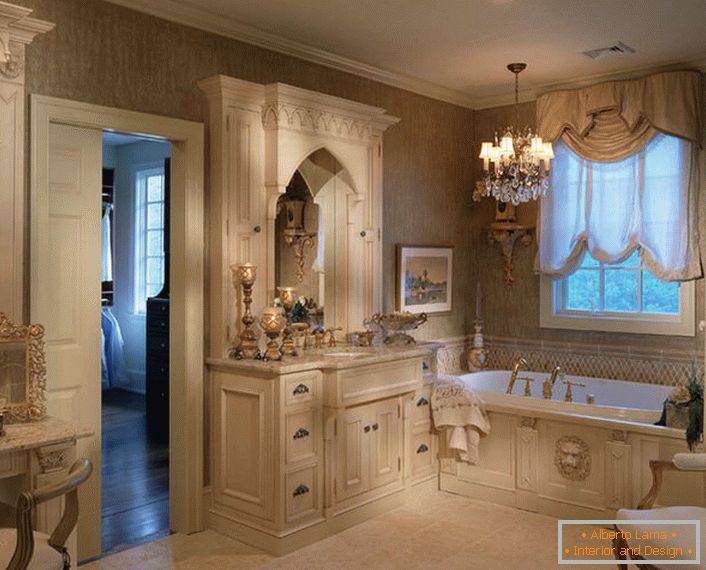 Elegantný dizajn s poznámkami pompéznosti sa v skutočnosti stvárňuje v kúpeľni v secesnom štýle.