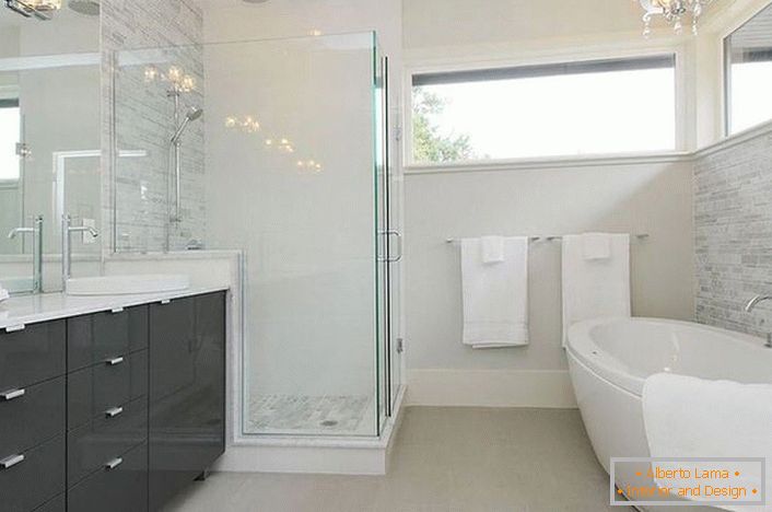 Priestranná modernistická kúpeľňa s pravým osvetlením zdobí známy návrhár Francúzska. 