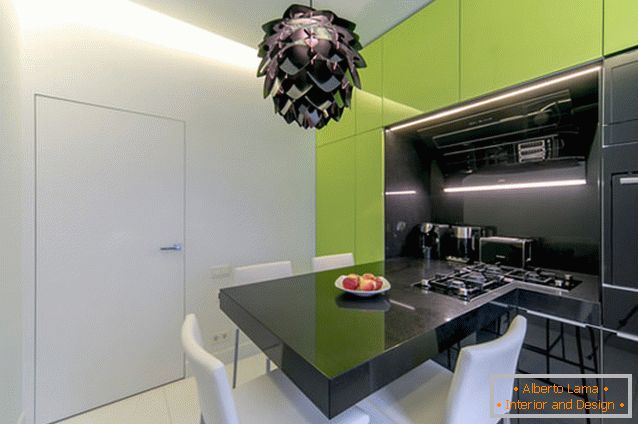 Moderný dizajn kuchyne v bielej a zelenej farbe od V. Kazachenkovej v Rusku