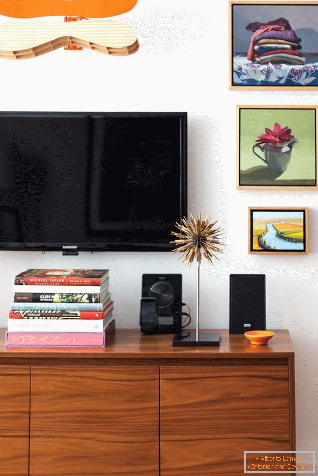 TV nad konzolou v obývacej izbe malého bytu v San Franciscu