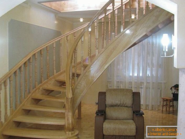 Elegantné schodisko s originálnym dizajnom. Konštrukcia schodiska je vyrobená z ušľachtilého dubu.