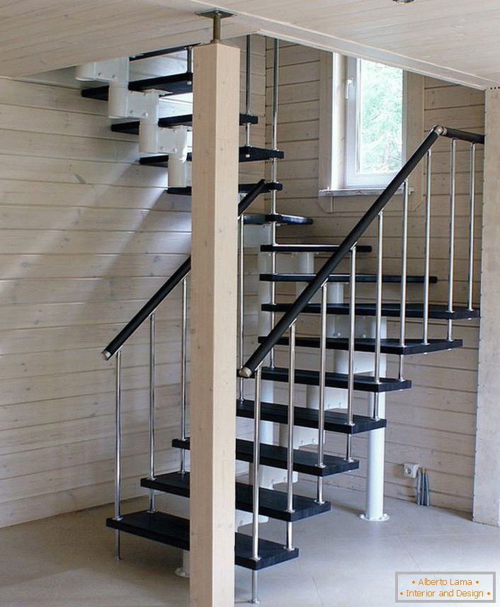 Optimálna verzia elegantného modulového schodiska pre dom postavený z ľahkého dreva.