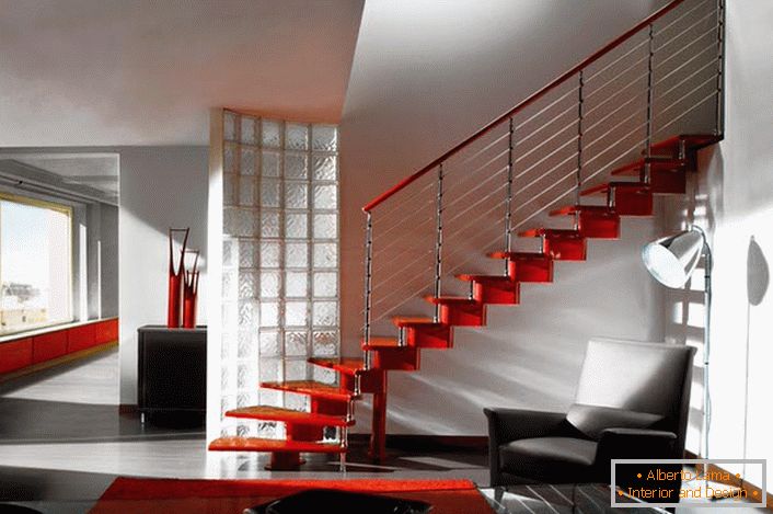 Elegantný príklad schodiska pre interiér domu v štýle high-tech. Pokiaľ je to žiaduce, môžete do stredu rozpätia vložiť ďalšiu podporu.