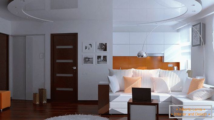Obývacia izba v modernom štýle v obyčajnom mestskom byte v Moskve. Interiér nie je preplnený nepotrebnými detailmi.