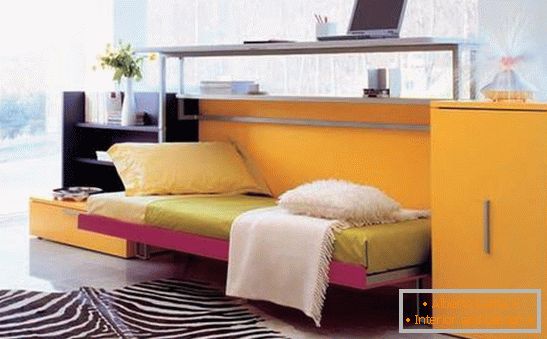Jednobarevný nábytok umiestnený v obývacej izbe