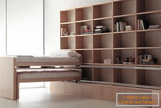 Jednobarevný nábytok umiestnený v obývacej izbe