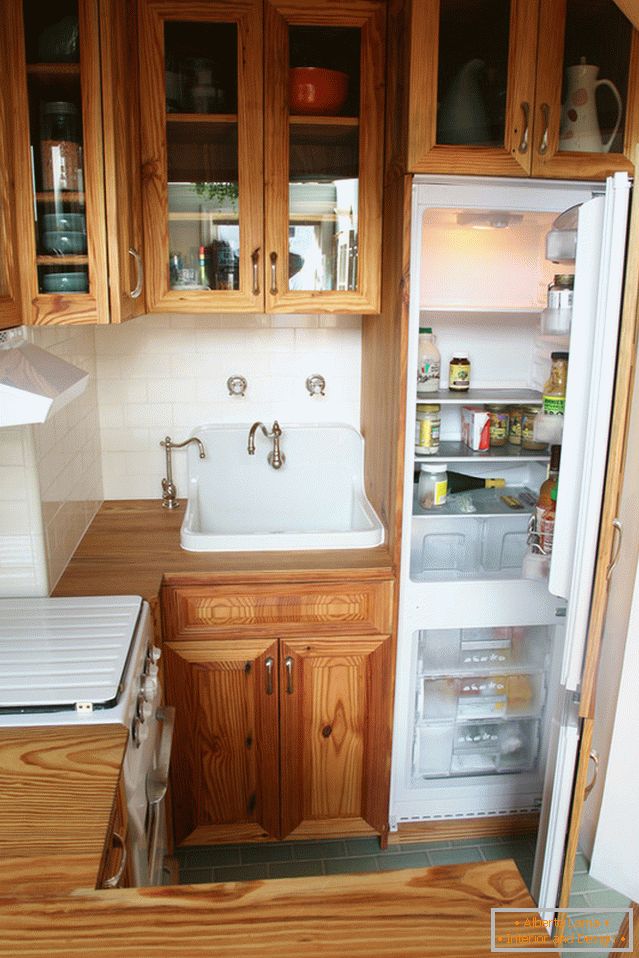 Úzka chladnička v kuchyni