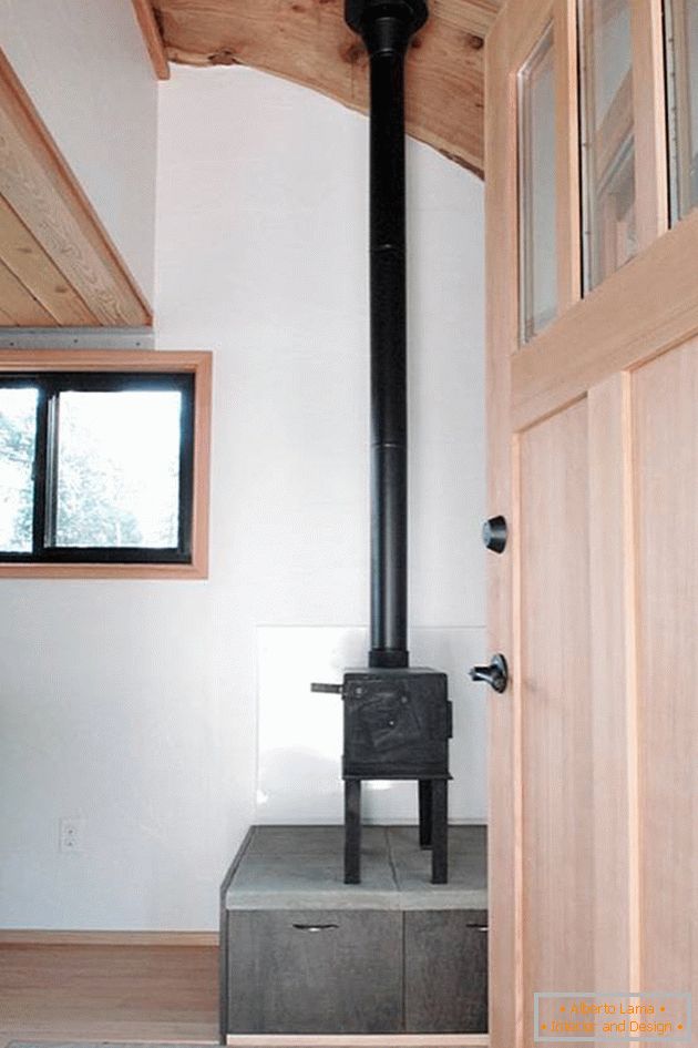 Interiér domu na kolieskach: drevené kachle