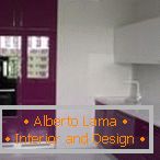 Návrh bielej a fialovej kuchyne s oknom