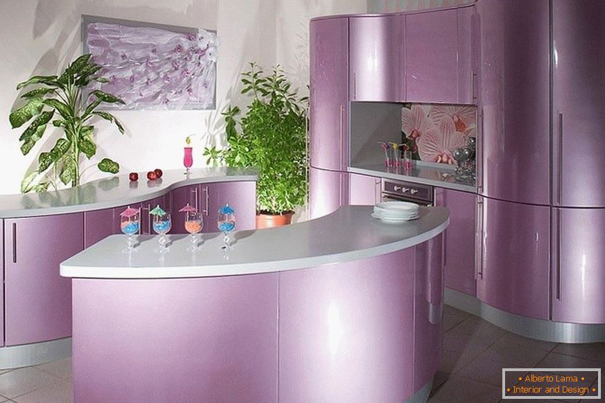 Neobvyklý dizajn fialovej kuchyne