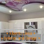 Návrh fialovej kuchyne с натяжными потолками