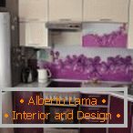 Návrh malej fialovej kuchyne с цветочными вставками