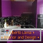 Fialová farba v dizajne malej kuchyne