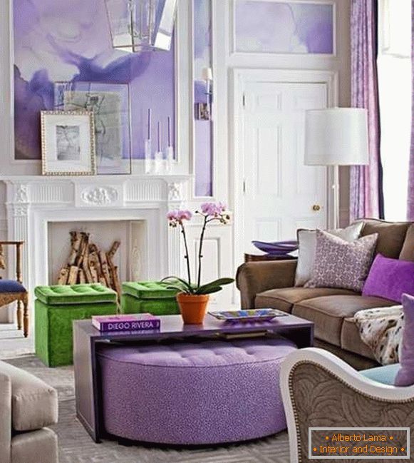 Svetlá fialová v obývacej izbe s krbom