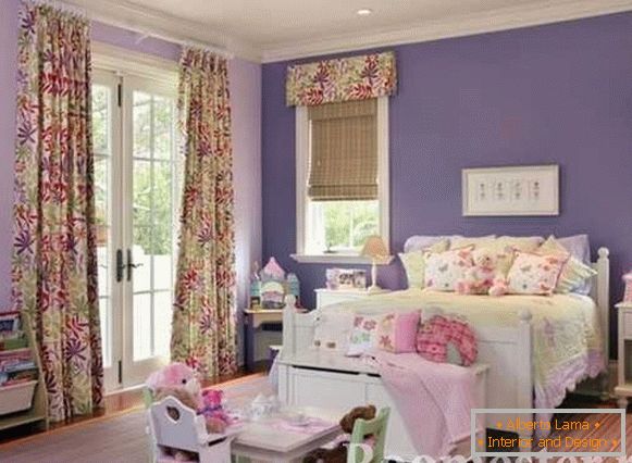 Detská izba v fialových kvetoch