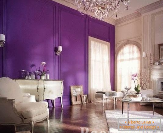 Fialová farba v interiéri obývacej izby комнаты