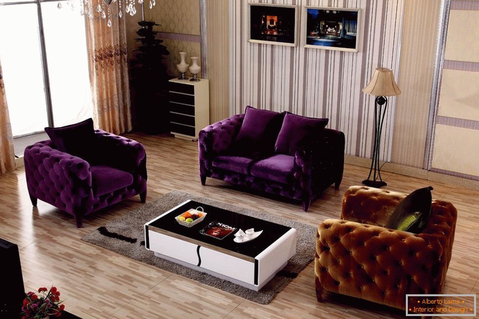 Fialový čalúnený nábytok v obývacej izbe