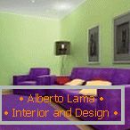 Fialový nábytok a zelené steny