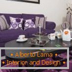Útulný interiér obývacej izby v fialovom nábytku