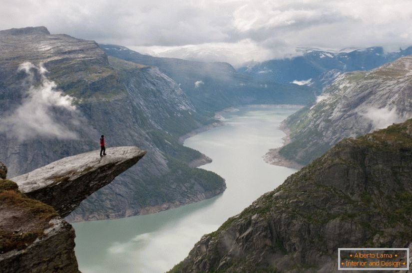Foto výklad skaly Trolltunga, Nórsko, fotograf Till Hanten