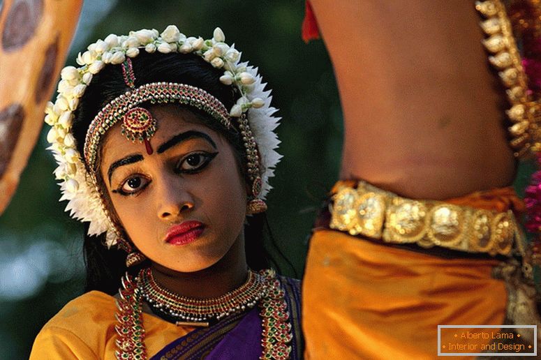 Dievča v indických kostýmoch