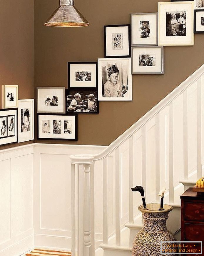 Diagonálne usporiadanie rámov s fotografiami na schodoch